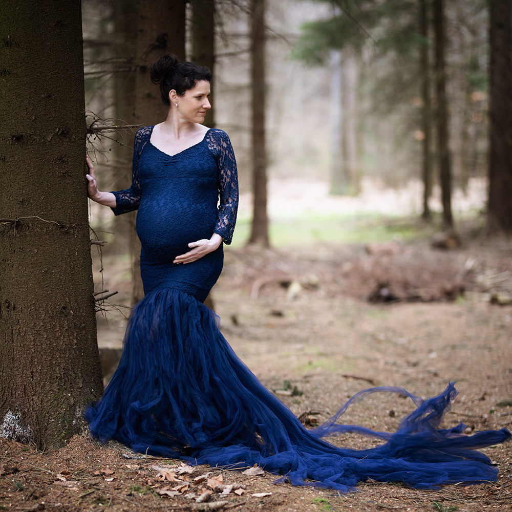Babybauch in blauem Kleid
